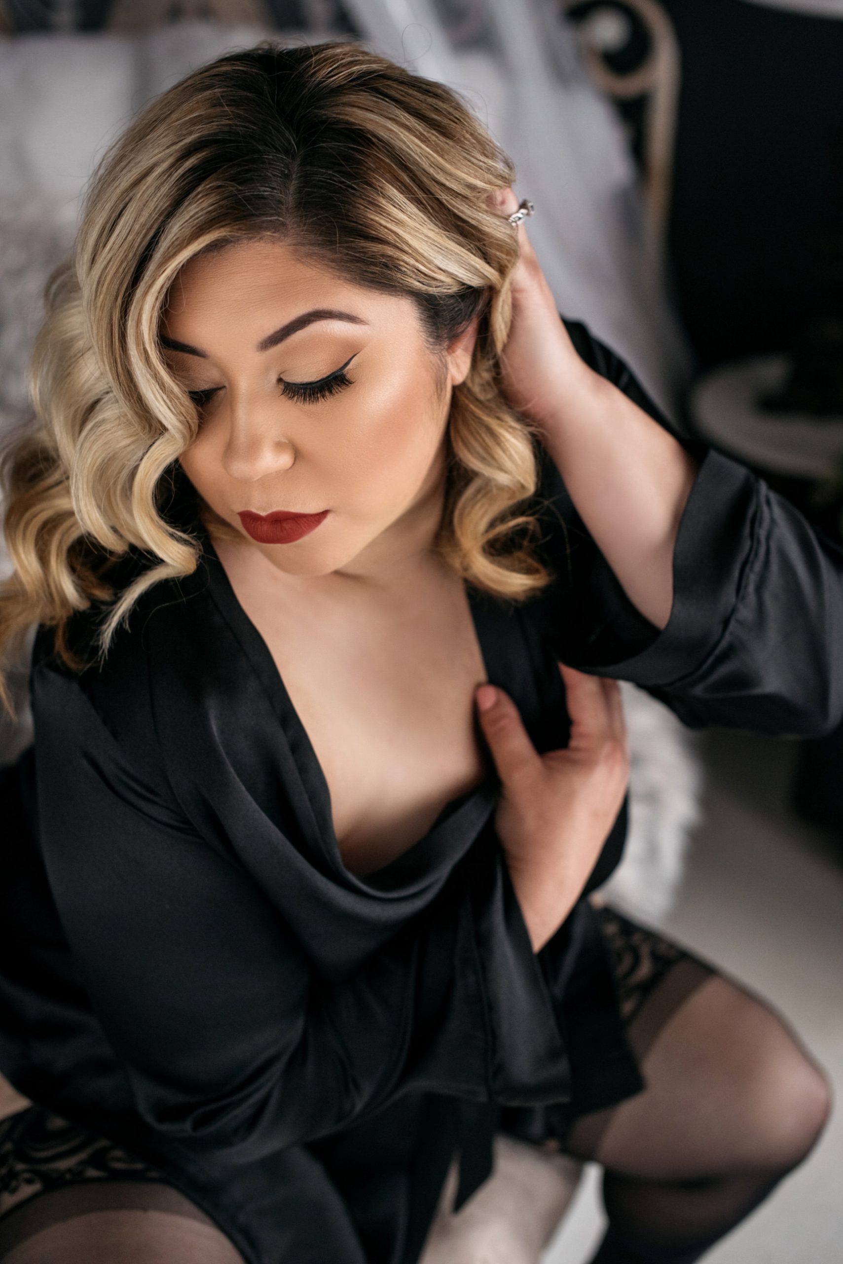 Vintage plus size boudoir beauty, in black robe, Photo by Carmen Salazar