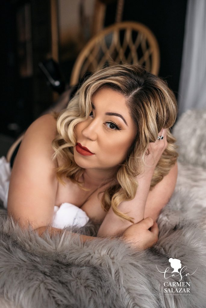 Vintage plus size boudoir beauty, topless in white sheets on fur covered bed, Photo by Carmen Salazar