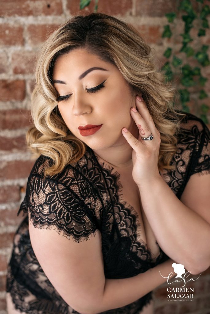 Vintage plus size boudoir, boudoir beauty in black lace lingerie against brick wall, Photo by Carmen Salazar