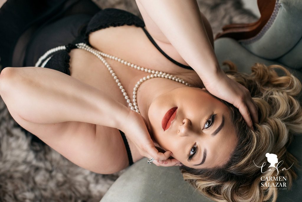 Vintage plus size boudoir beauty, in black lingerie and white pearls, Photo by Carmen Salazar