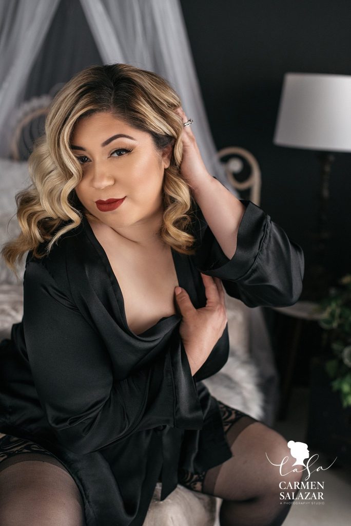 Vintage plus size boudoir beauty, in black robe, Photo by Carmen Salazar