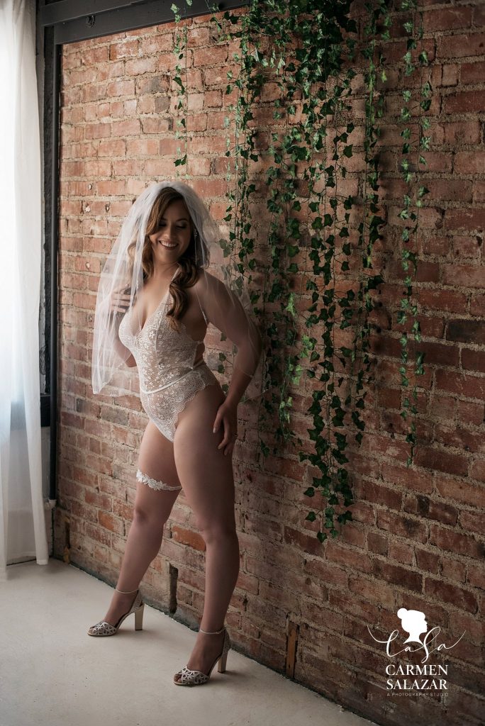 bridal boudoir with brunette, Carmen Salazar photographer