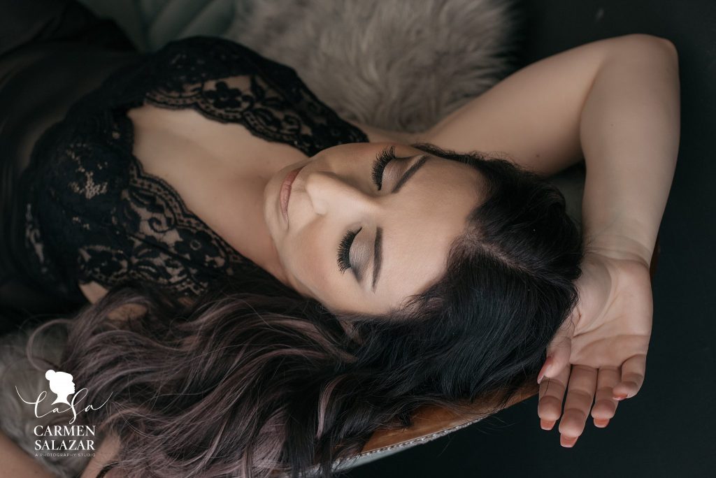 brunette in black lingerie, boudoir photography by Carmen Salazar