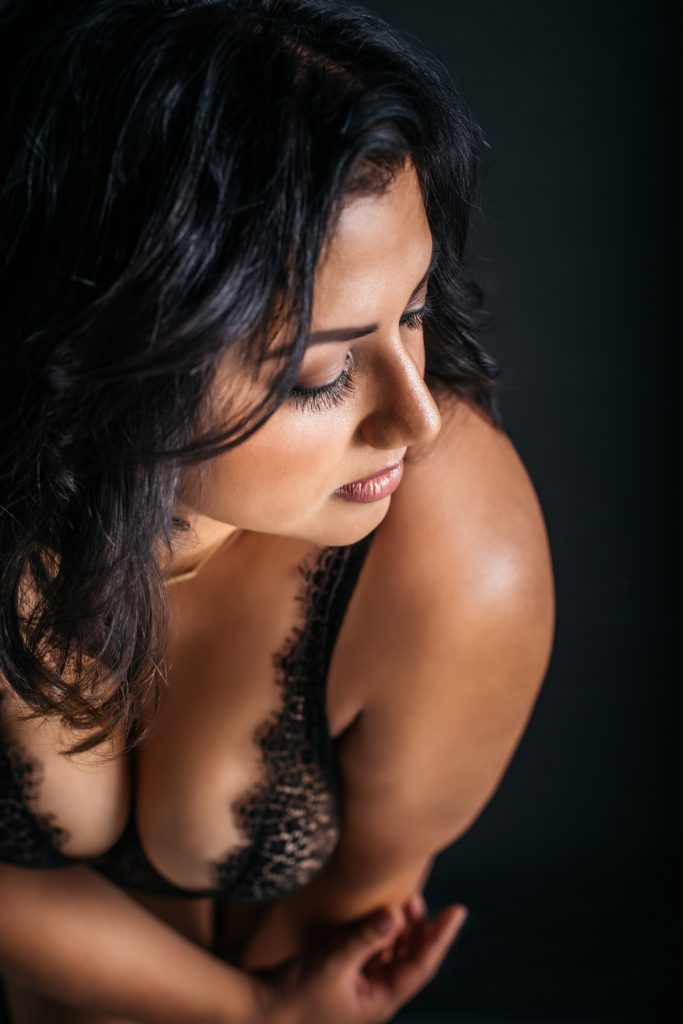 woman in black lace body suit, boudoir photography by Carmen Salazar