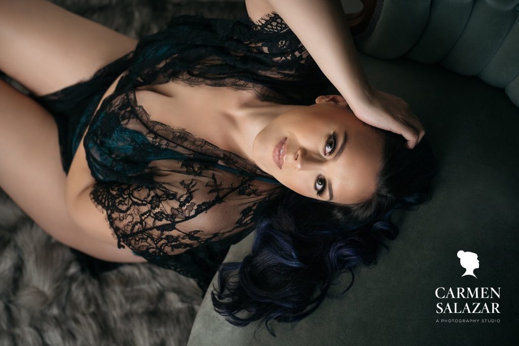 boudoir poses for curvy gals, woman in black lacey lingerie leaning against a green sofa, photography my Carmen Salazar